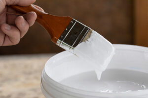 耐久性に優れ、艶を維持する溶剤系塗料