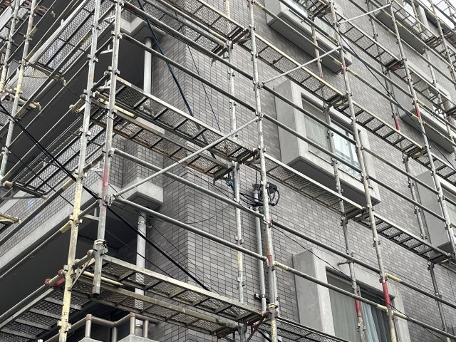 安全に外壁塗装工事を進めるために！足場を組み立てる理由を解説！～交野市～